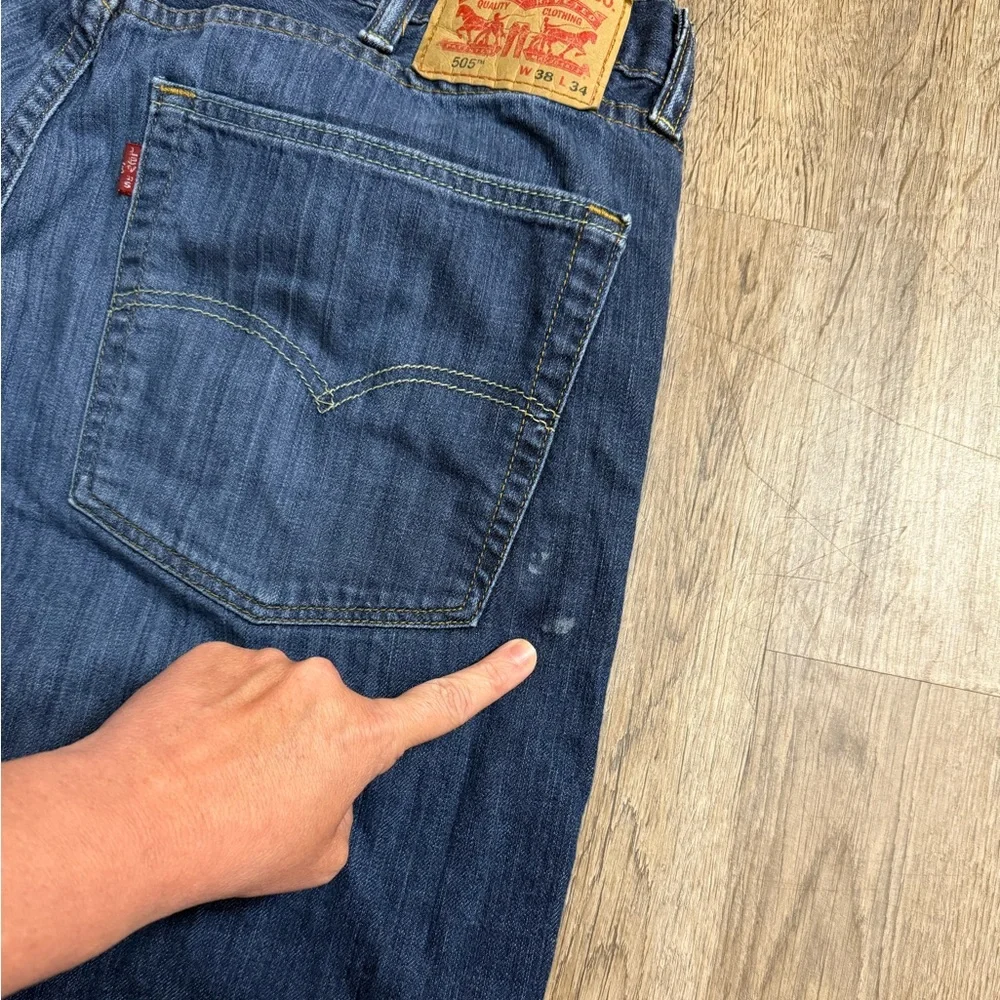 Levi’s • 505 Regular Fit Jeans 38x34